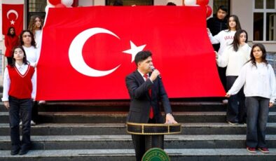 Bayrakla Başlayan Tören, Okul Bahçesinde Birlik Mesajı Verdi