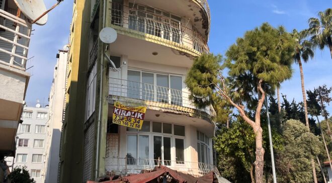 Mersin’de Hasarlı Bina Skandalı!