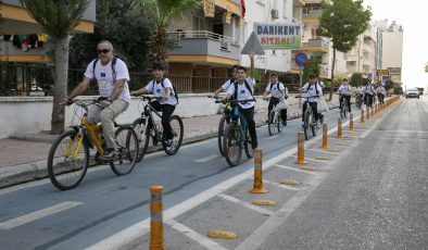 Mersin’de öğrenciler okula bisikletle gitti