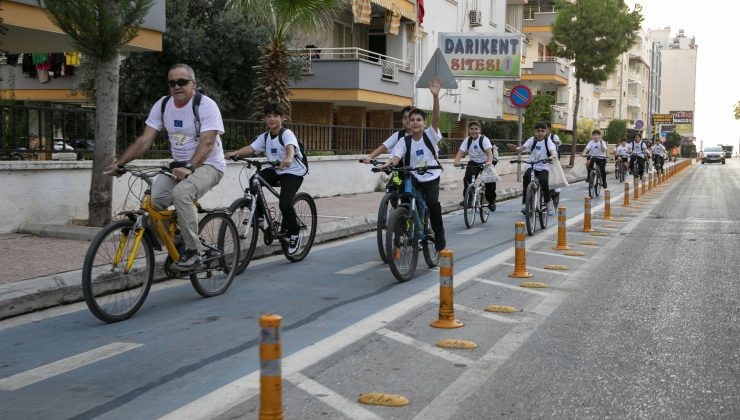Mersin’de öğrenciler okula bisikletle gitti