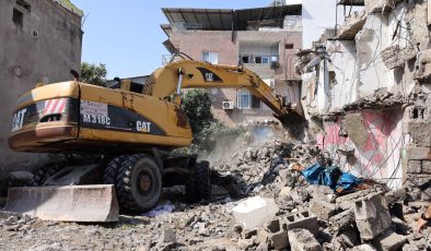 Toroslar’da metruk bina yıkıldı