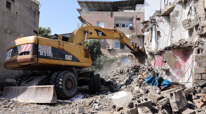 Toroslar’da metruk bina yıkıldı