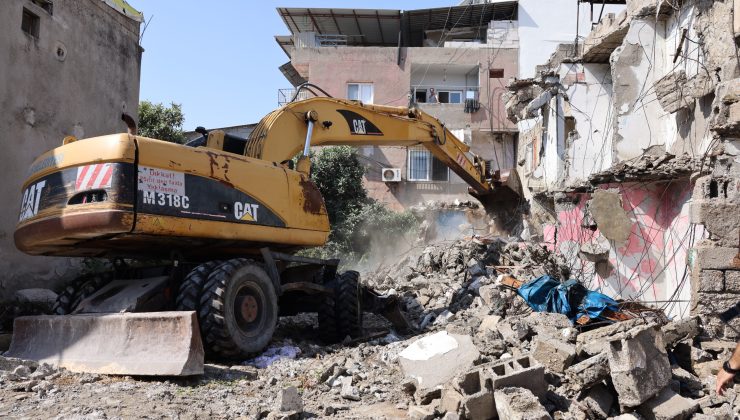 Toroslar’da metruk bina yıkıldı