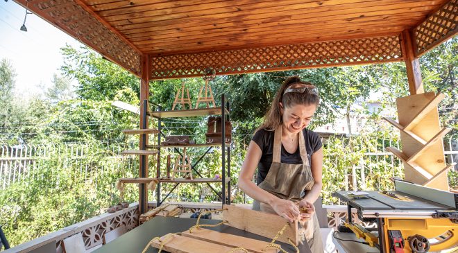 Evinin bir köşesini atölyeye çevirdi